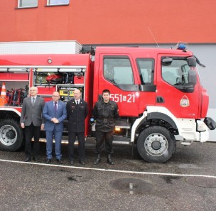 Nowe auto dla straży zawodowej, wkrótce nowe dla strażaków-ochotników